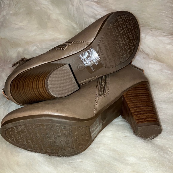 Breckelles Gail-28 Leatherette Zippered Chunky Heel Bootie NWOT - Picture 6 of 6